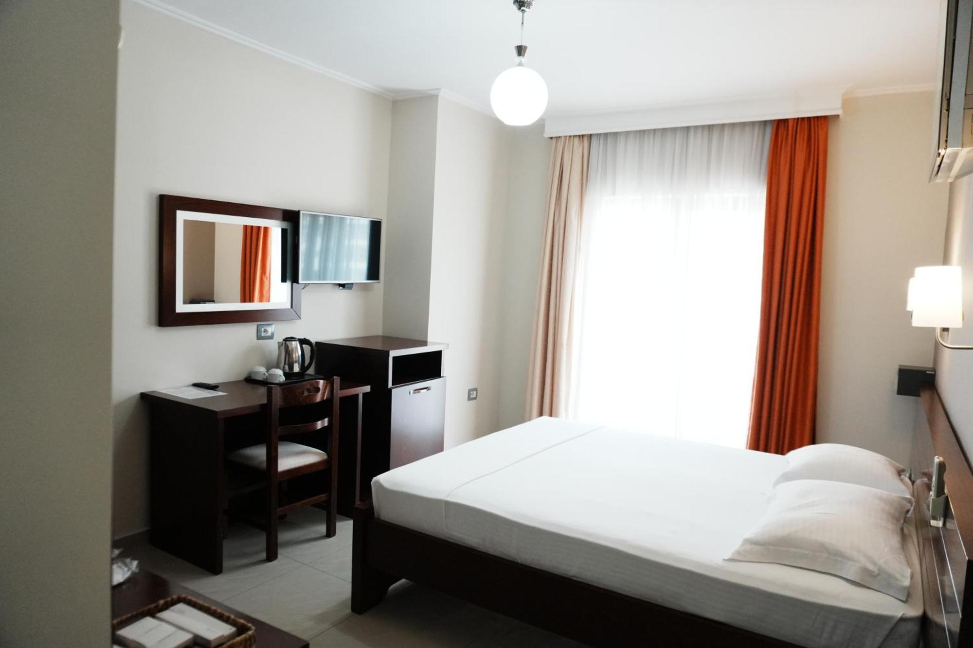 Hotel Mediterrane Sarande Exterior photo