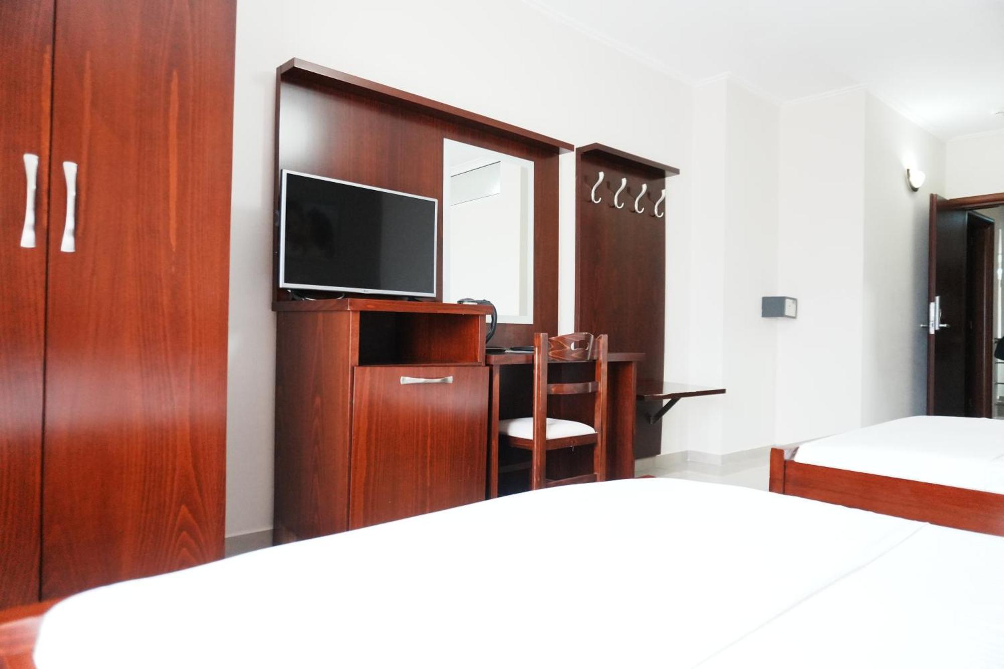 Hotel Mediterrane Sarande Exterior photo