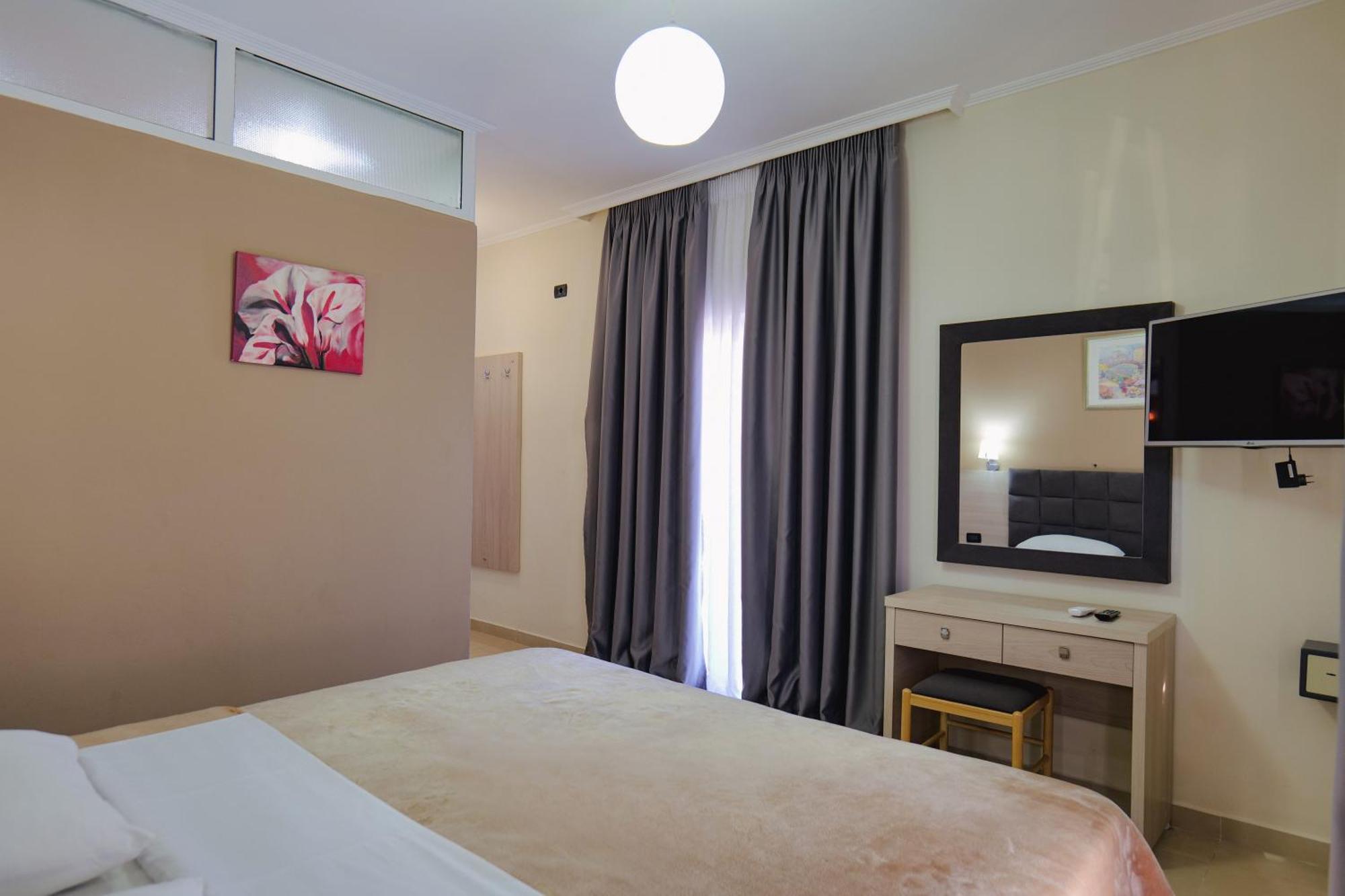 Hotel Mediterrane Sarande Exterior photo