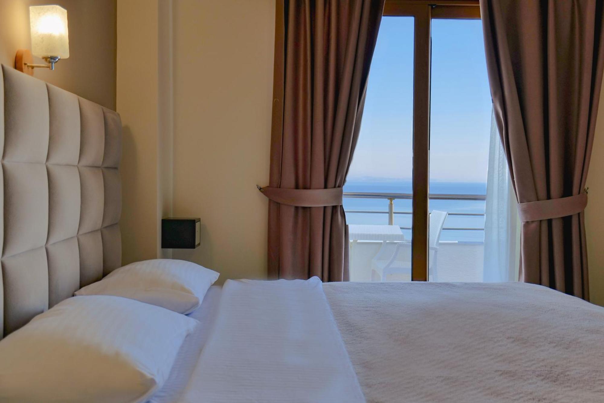Hotel Mediterrane Sarande Exterior photo
